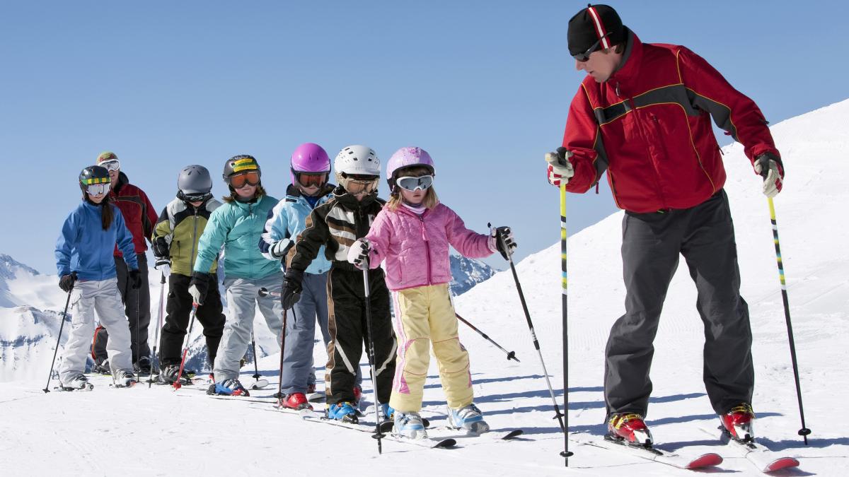 Moniteur de ski avec des enfants